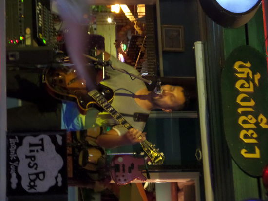 Die 1 Mannband - der singt und spielt echt gut.