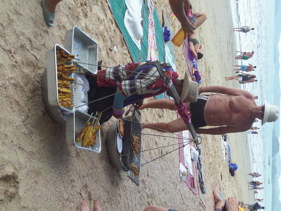 Unser Essensmann ... ganz ein liebes Maennchen. Aber irgendwie arm den ganzen Tag so schwer schleppen muessen bei 35 Grad ...