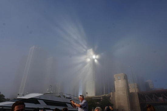 Blick vom Michigan See auf die Stadt. Die Sonne bricht durch den Nebel, der vom See aufsteigt.