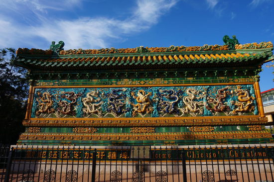 Auf dem Weg von der Haltestelle nach Chinatown steht zur Begrüßung diese Mauer.