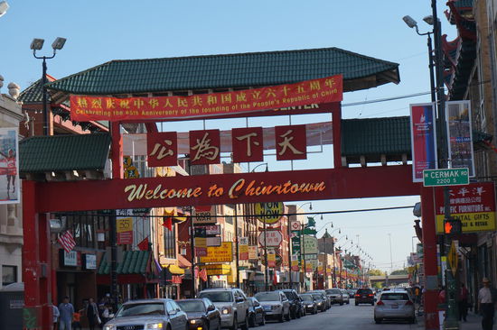 Hier der Eingang nach Chinatown.
An diesem Tag wurde auch der 65. Jahrestag der Gründung der Volksrepublik China gefeiert. Wir sahen davon nur noch die Konfettis auf der Straße.