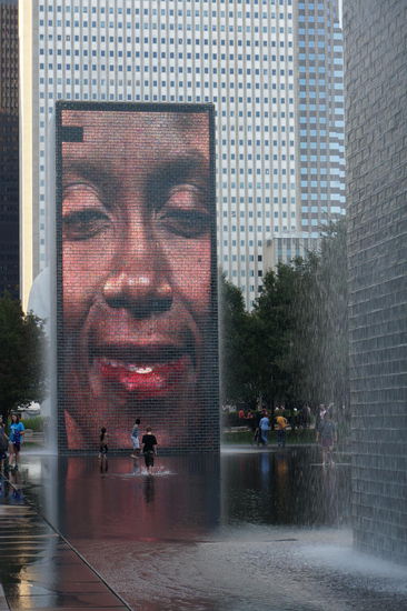 Hier ist der eine Teil der "Crown Fountain" zu sehen. Auf dem Gegenstück war ein Mann mit Schnautzer zu sehen. Als wir da waren haben die beiden sich zugezwinkert, als würden sie flirten. 
Die Bilder auf den beiden gegenüberliegenden Brunnen verändern sich ständig.