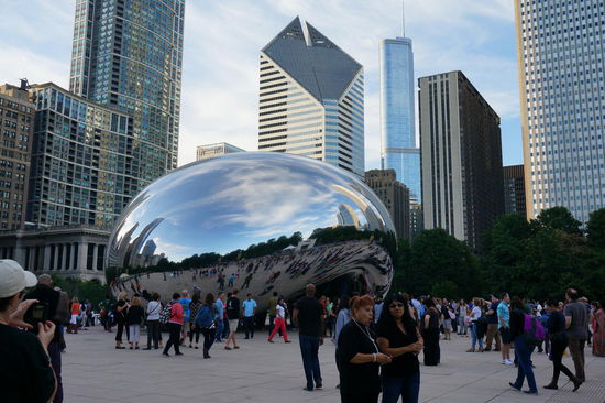 Cloud Gate
Sehr beliebt bei den Touristen. Da bekommst Du kein Foto ohne Menschen.