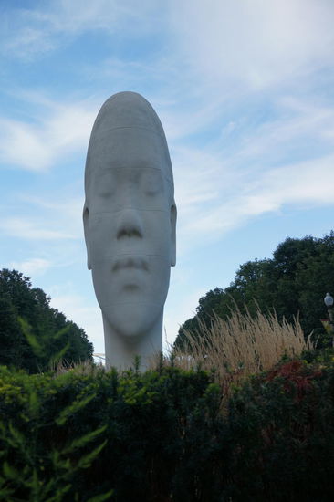 Eine der Skulpturen von Jaume Plensa, die man über den Millenium Park verteilt finden kann.