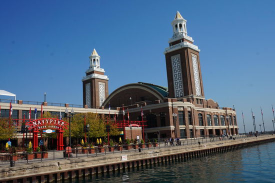 Am Ende des Piers ist ein großer Veranstaltungsraum mit vorgelagertem Biergarten.