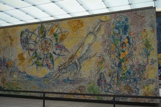 Chagall's Four Seasons
Um es vor Wettereinflüssen zu Schützen wurde es nach der Renovierung 1994 überdacht.
Nicht weit davon entfernt befindet sich ein italienisches Restaurant. Laut Randy ist es zwar nicht das beste, aber eines der ältesten. Und die Kellner sind 200.  Ausprobiert haben wir es nicht, wir haben einen anderen Tipp von Randy bevorzugt. Aber dazu später mehr.