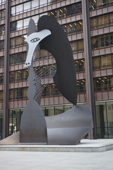 Eine Skulptur von Picasso ohne Titel. 
Bietet viel Raum für Spekulationen, was dargestellt ist.