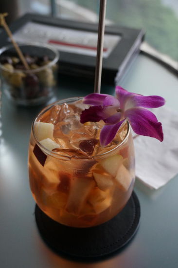 Thorns Rose
Bestehend aus Rose Sangria, Wodka, Holunderlikör und geschnittenen Früchten.
Die Früchte (Apfel, Birne, Orange) hatten es allerdings in sich. Die waren längere Zeit in Alkohol eingelegt.