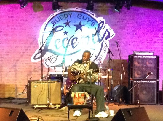 Aber freundlicher Weise hat Alex Fotos gemacht.
Hier unsere musikalische Begleitung beim Essen.