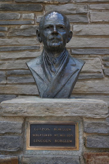 Ebenso eine Statue des "Erbauers".