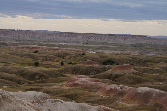 Übersicht über einen Teil der Erosinslandschaft von der Prärie herunter.