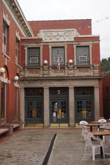 Der Eingang zum Opernhaus von Lead.
Neben der Oper beherbergt das Gebäude eine Bowling Bahn, ein Schwimmbad und eine Bücherei.