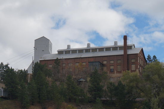 Ein Blick auf ein Gebäude der Homestake Mine.