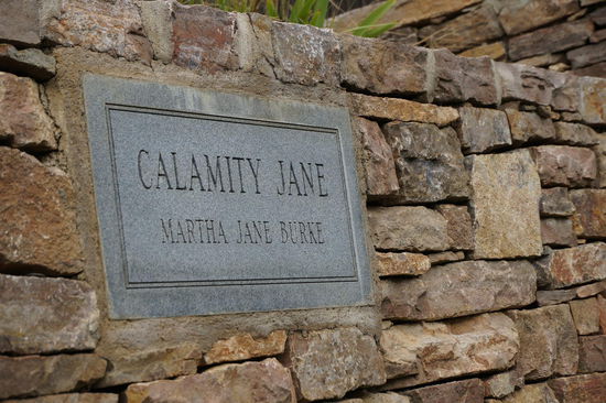Calamity Jane wurde auf Ihren Wunsch neben Wild Bill beerdigt.