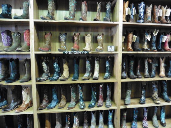 Ein Teil der Auswahl an Cowboy-Stiefeln in Wayne's Boot Shop.