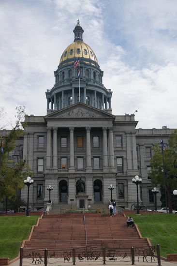 State Capitol von Colorado. 
Auf einer der Stufen (nach den neuesten Messungen ist es die 13.) vor dem Capitol befindet man sich 1 Meile über dem Meeresspiegel, warum Denver auch "Mile High City" genannt wird.
