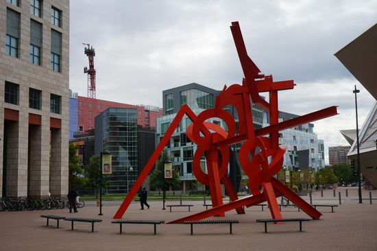 Diese Skulptur steht vor dem Kunstmuseum.