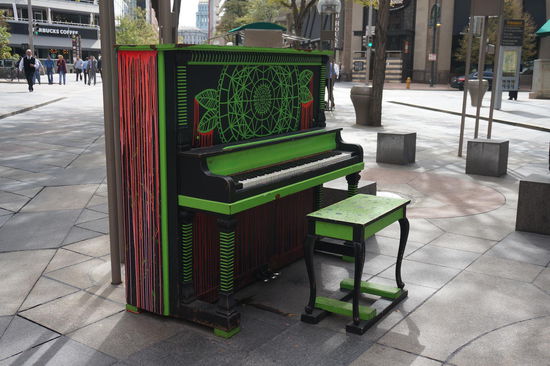 Wie zum Beispiel diese Klavier.
Davon gab es mehrere entlang der Strasse. Immer anders bemalt.