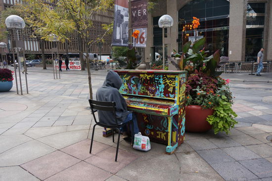 Wenn man will kann man sich einfach hinsetzen und spielen. Wie man sieht wird dies tatsächlich auch genutzt.
