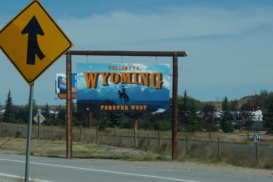 Begrüßungsschild. Während der Fahrt aufgenommen.