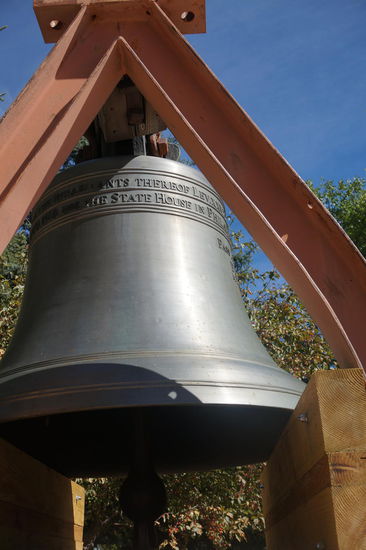 Wie vor jedem State Capitol - die Kopie der Friedensglocke