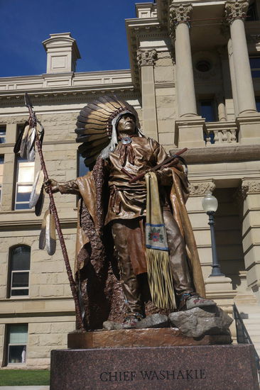 Chief Washakie - tapferer, weiser Häuptling der Shoshonen.
Hat den Vertrag von Fort Laramie mit ausgehandelt, der später von den Weißen gebrochen wurde.