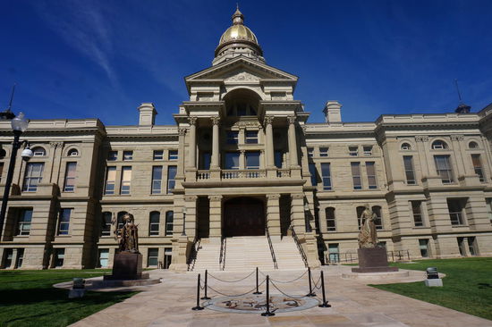 Das Capitol mit den Statuen von Esther Hobart Morris (rechts) und Chief Washakie (links).