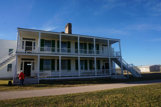 Im Gegensatz dazu das Haus für die ledigen Soldaten ...