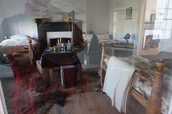 ... und der Schlafraum (Die Qualität läßt leider zu wünschen übrig, aber das Foto entstand durch eine Glasscheibe).
Aber der Unterschied zu den einfachen Soldaten wird klar.