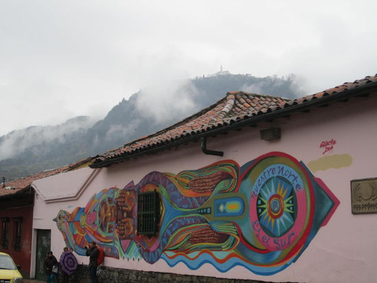 Monserate im Hintergrund