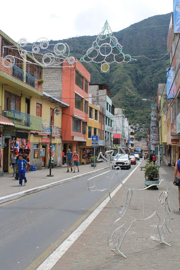 Weihnachtsdekoration in den Strassen von Baños, wie derzeit ueberall in Ecuador