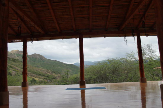 Der Yoga-Tempel des Hostel mit Blick auf die Berge und Vogelgezwitscher jeden Morgen