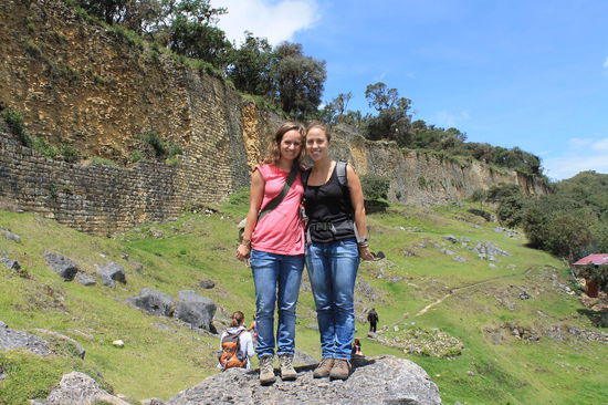 vor der 20 m hohen Festungsmauer von Kuélap