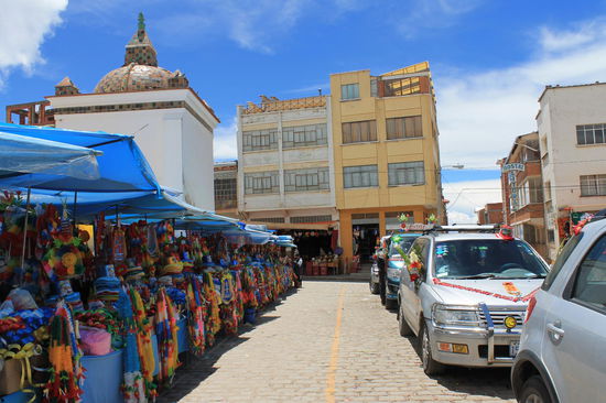 Hier werden die Autos mit Blumen etc. vor der Kathedrale gesegnet