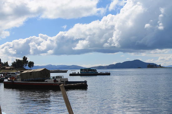 Auf der Fahrt von Copacabana nach La Paz sind wir mit der Faehre ueber den See gefahren, waehrend unser Bus ein eigenes Transportmittel hatte
