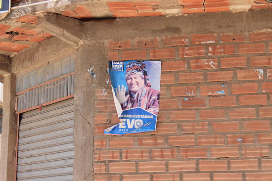 Wahlwerbung fuer Evo Morales - teilweise sind ganze Haeuserwaende mit "Mas Evo" bemalt