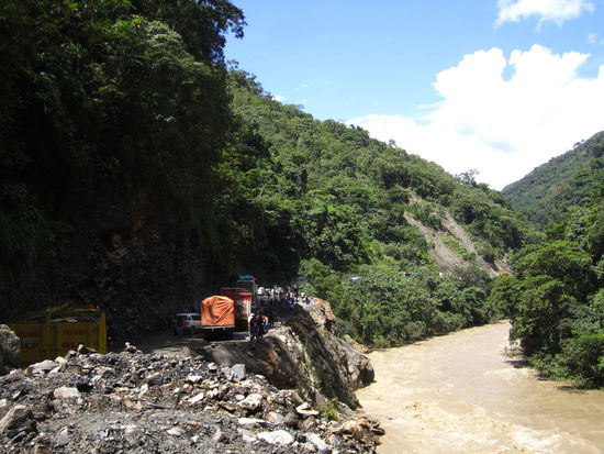 Stau vor einem der Erdrutsche. Der Abhang beim Rest der Strecke war dann leider 5 mal so tief!