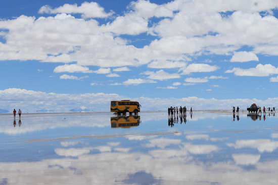 Die ueberflutete Salzwueste - die Busse fahren in die Doerfer, die in der Wueste liegen.