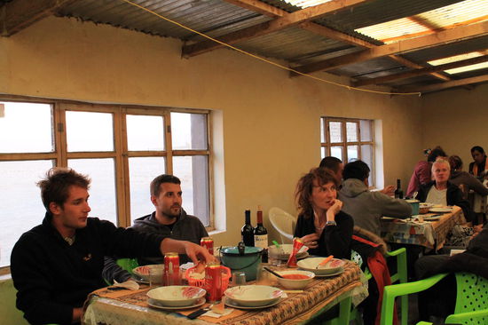 Unsere Uyuni-Reisegruppe beim Abendessen
