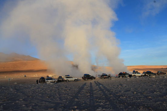 Beim Sonnenaufgang bei den Geysiren