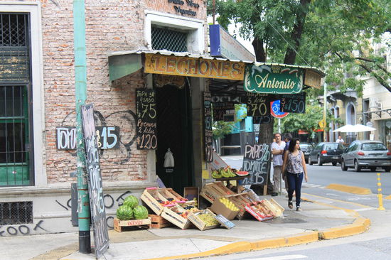 Obst- und Gemueselaeden wie diesen gab es ueberall in Palermo
