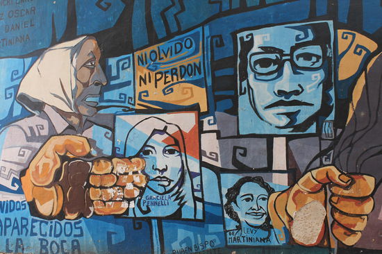 Street Art in La Boca, die auf die Demonstrationen der Madres de Plaza de Mayo anspielt, die noch immer einmal in der Woche auf dem Plaza de Mayo demonstrieren, um an das Verschwinden der "Desaparecidos" waehrend der Militaerdiktatur zu erinnern.