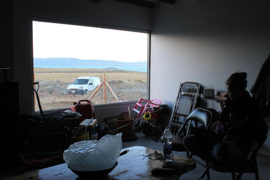 Unser Rieseneisblock aus dem Gletschersee und der Blick auf die Lagune aus dem Wohnzimmer