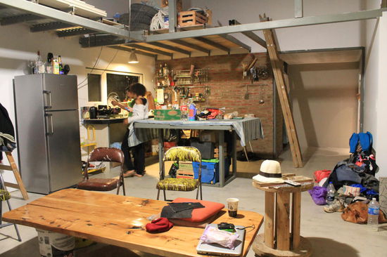 Die etwas chaotische Kueche + Wohn- und Esszimmer unseres Couchsurfers