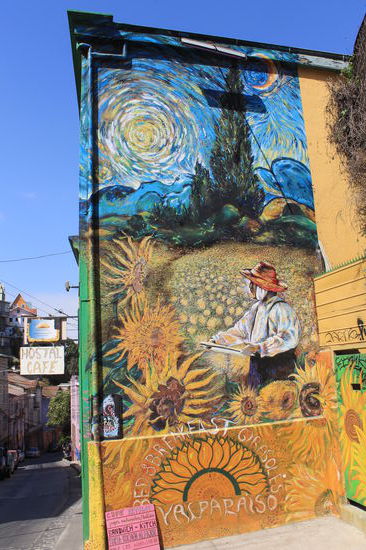 Diese Hostelwand - Van Gogh im Sonnenblumenbeet - ist gesprayt, auch wenn es so aussieht als ob es gemalt waere