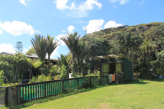 Unsere Huette fuer die naechsten 4 Wochen mit dem Gemuesegarten davor