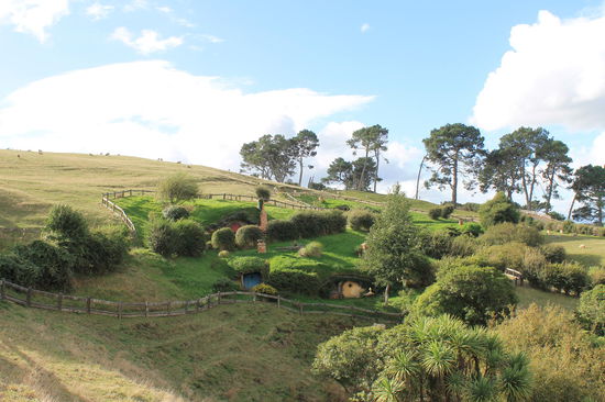 Waehrend die Farm wie auch andere Regionen Neuseelands komplett ausgetrocknet sind, weil es kaum Regen den Sommer ueber gab, wird das Filmset permanent bewaessert und sieht deshalb so unglaublich gruen aus. Diese 2 Huetten wurden extra fuer die letzte Szene im dritten Hobbit-Film gebaut.