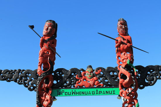 Marae (Maori-Versammlungshaus) am Eascape mit traditionellen Carvings (Schnitzereien)