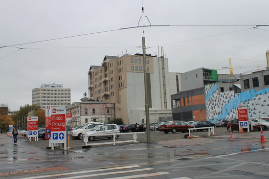 Ein Grossteil der Innenstadt sind seit dem Erdbeben Parkplaetze und sehen genauso aus wie hier auf dem Bild