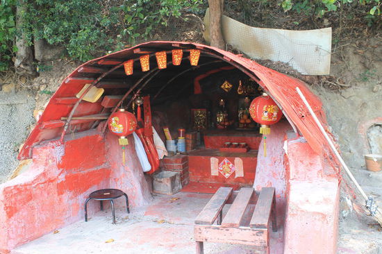 Ueberall in Tai O gab es kleine Schreine wie diesen, in denen Leute Raeucherstaebchen anzuenden